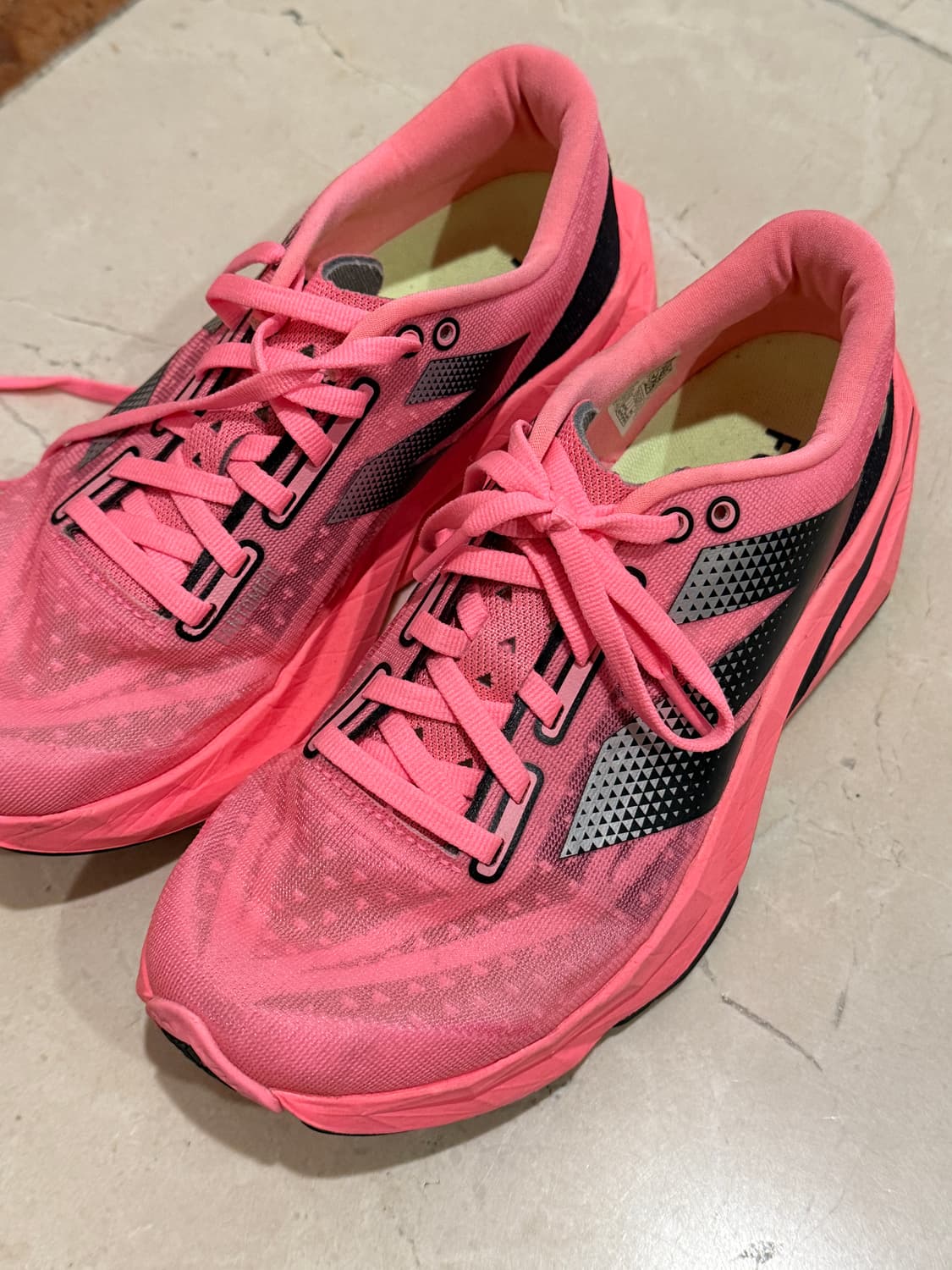 뉴발란스 FuelCell 레벨 v4 235 런닝화 상품이미지1