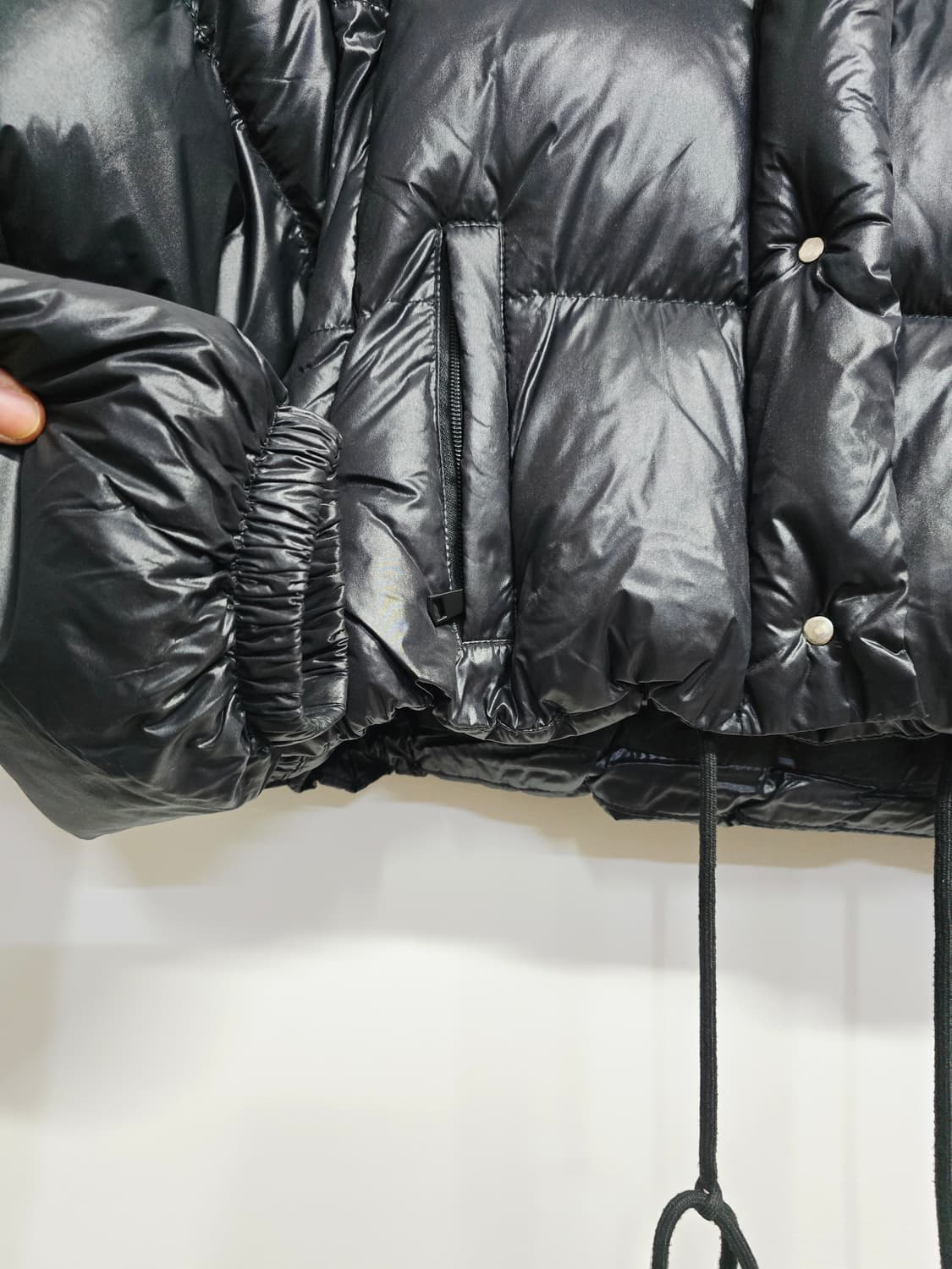 OUR 블랙 크롭 숏패딩 상품이미지3