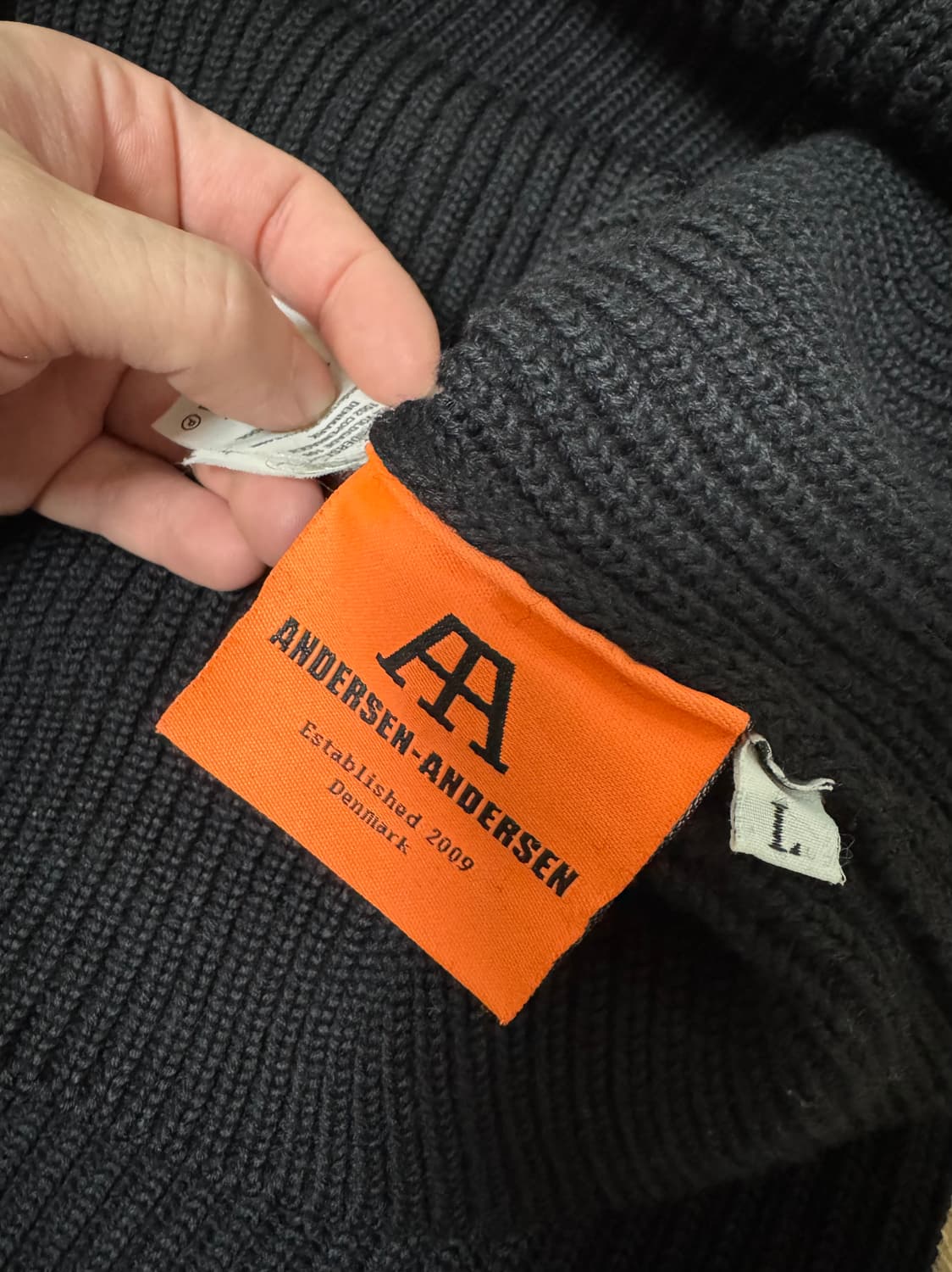 [L] 안데르센안데르센 네이비 크루넥 니트 블랙 상품이미지3