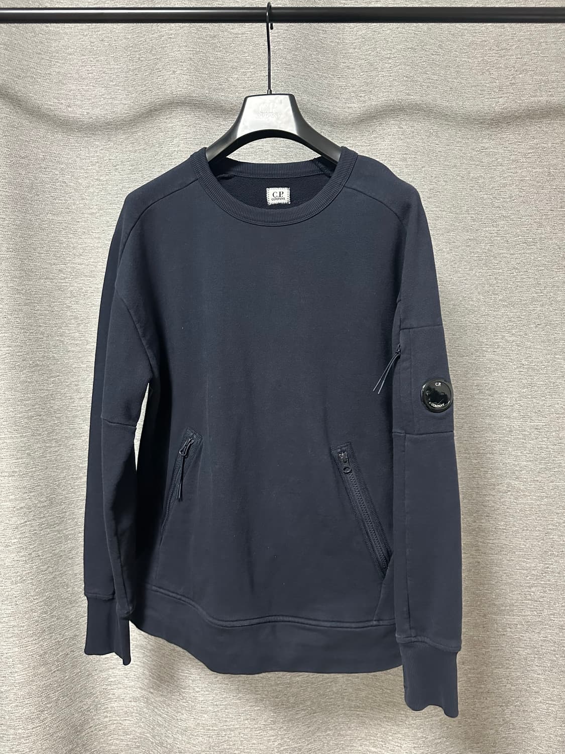 CP컴퍼니 렌즈와펜 포켓 맨투맨 블랙 (L) 상품이미지1