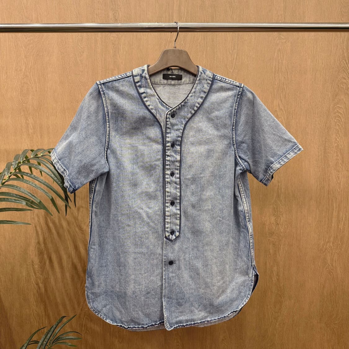 디젤 데님 베이스볼 스트릿 반팔 셔츠 연청 워싱 버튼 디테일 상품이미지1