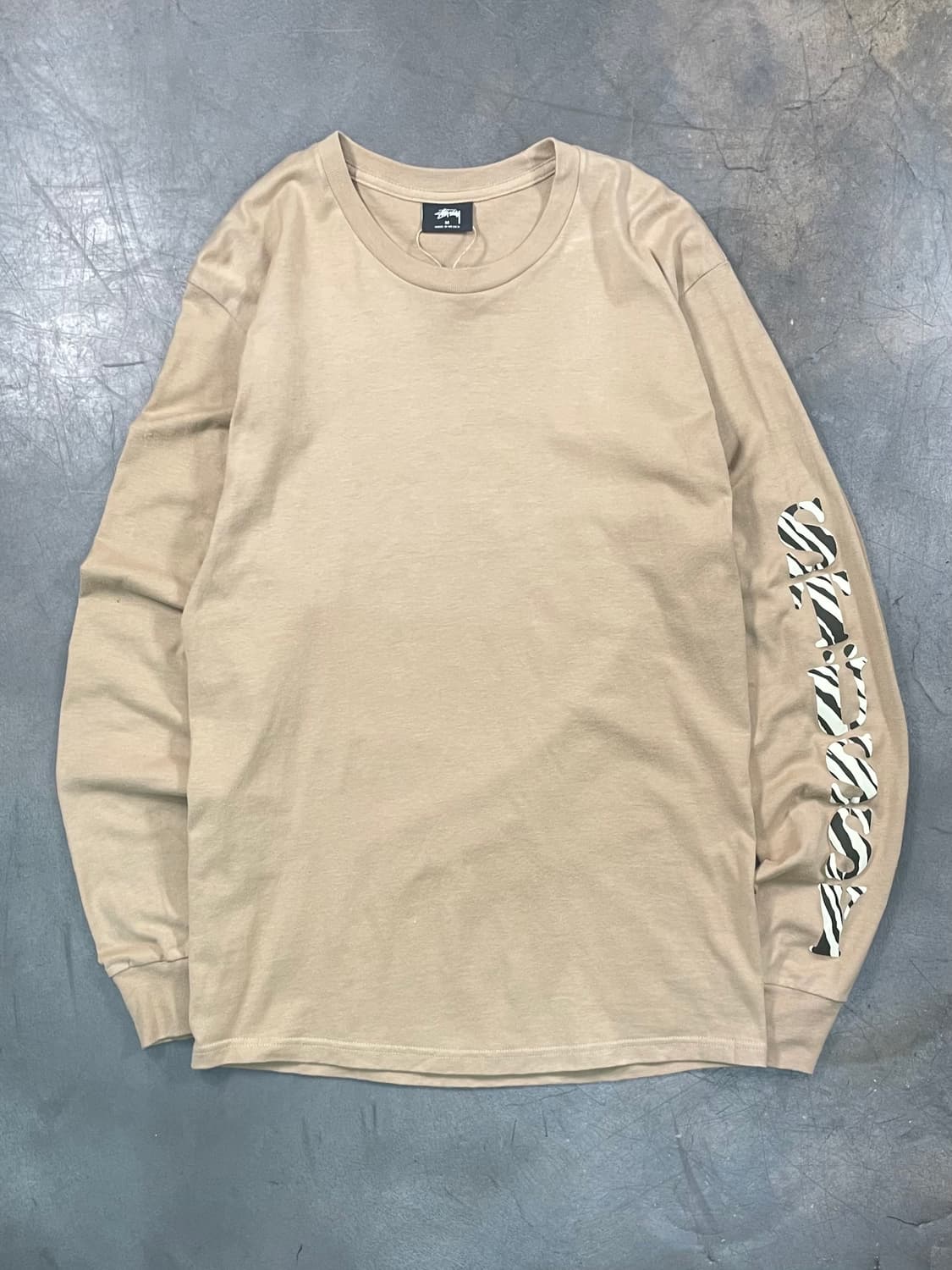 스투시 암 레터링 롱 슬리브 티셔츠 상품이미지1