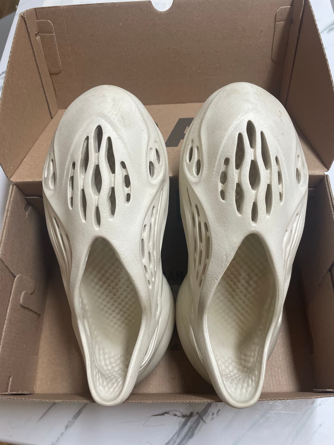 아디다스 이지 폼 러너 샌드 255 상품이미지2