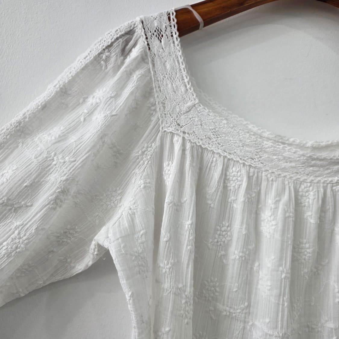 UM 아이보리 플라워 스퀘어넥 자수 블라우스 상품이미지5