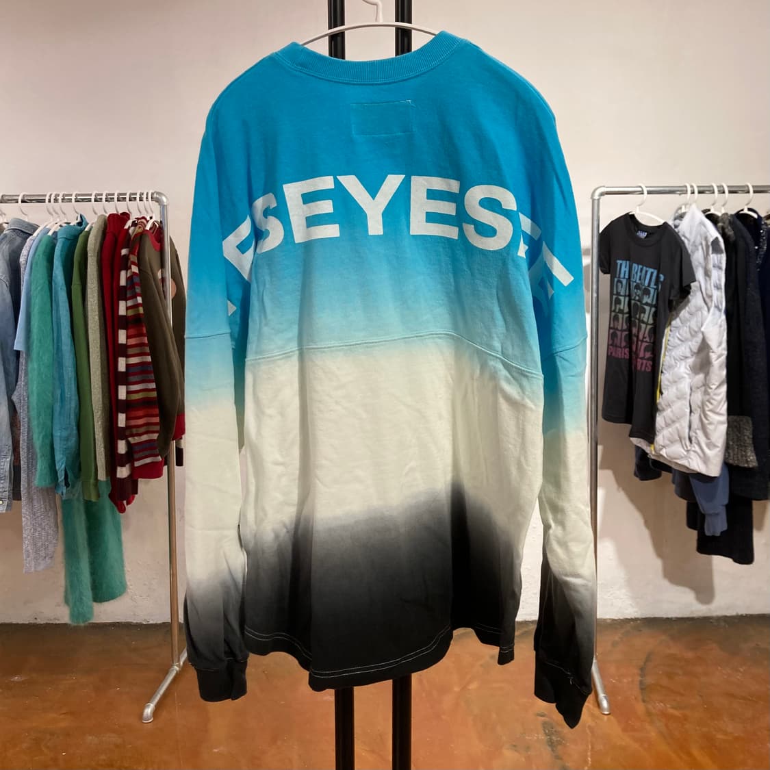 예스아이씨(YESEYESEE) 그라데이션 로고 오버핏 맨투맨 상품이미지3