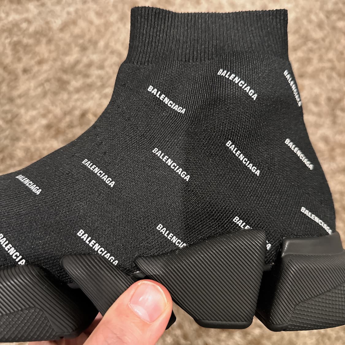 발렌시아가 남성 블랙 올 오버 로고 스피드러너 2.0  상품이미지3