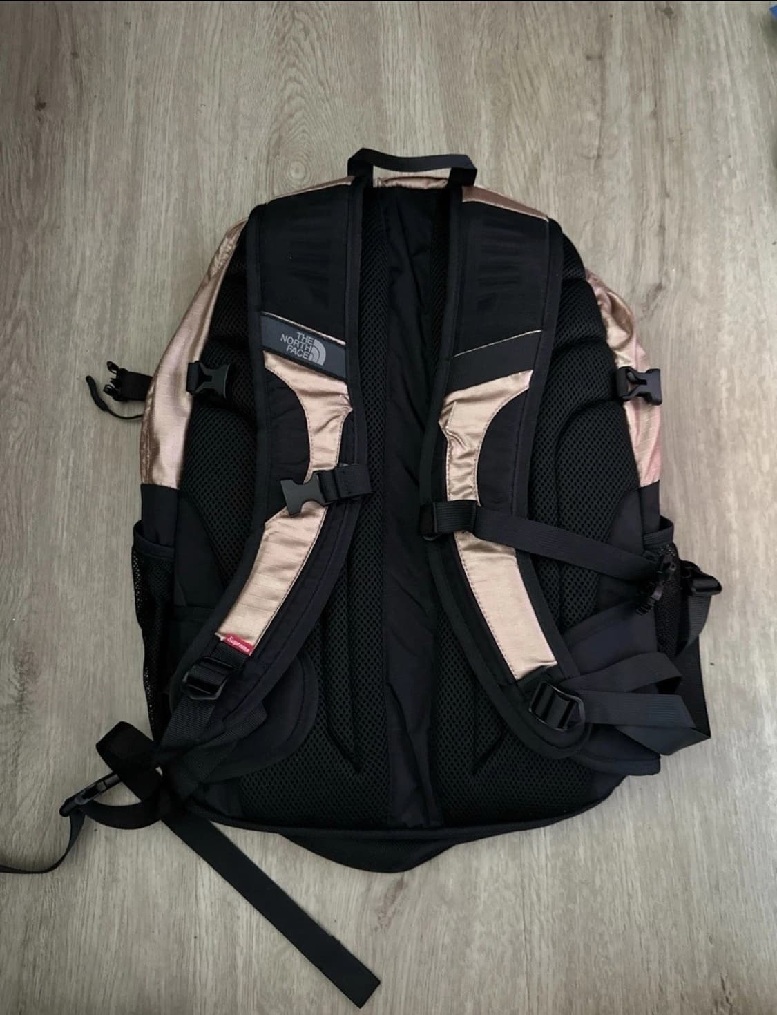 18SS 슈프림 X 노스페이스 메탈릭 보레알리스 백팩 로즈 골드 상품이미지3