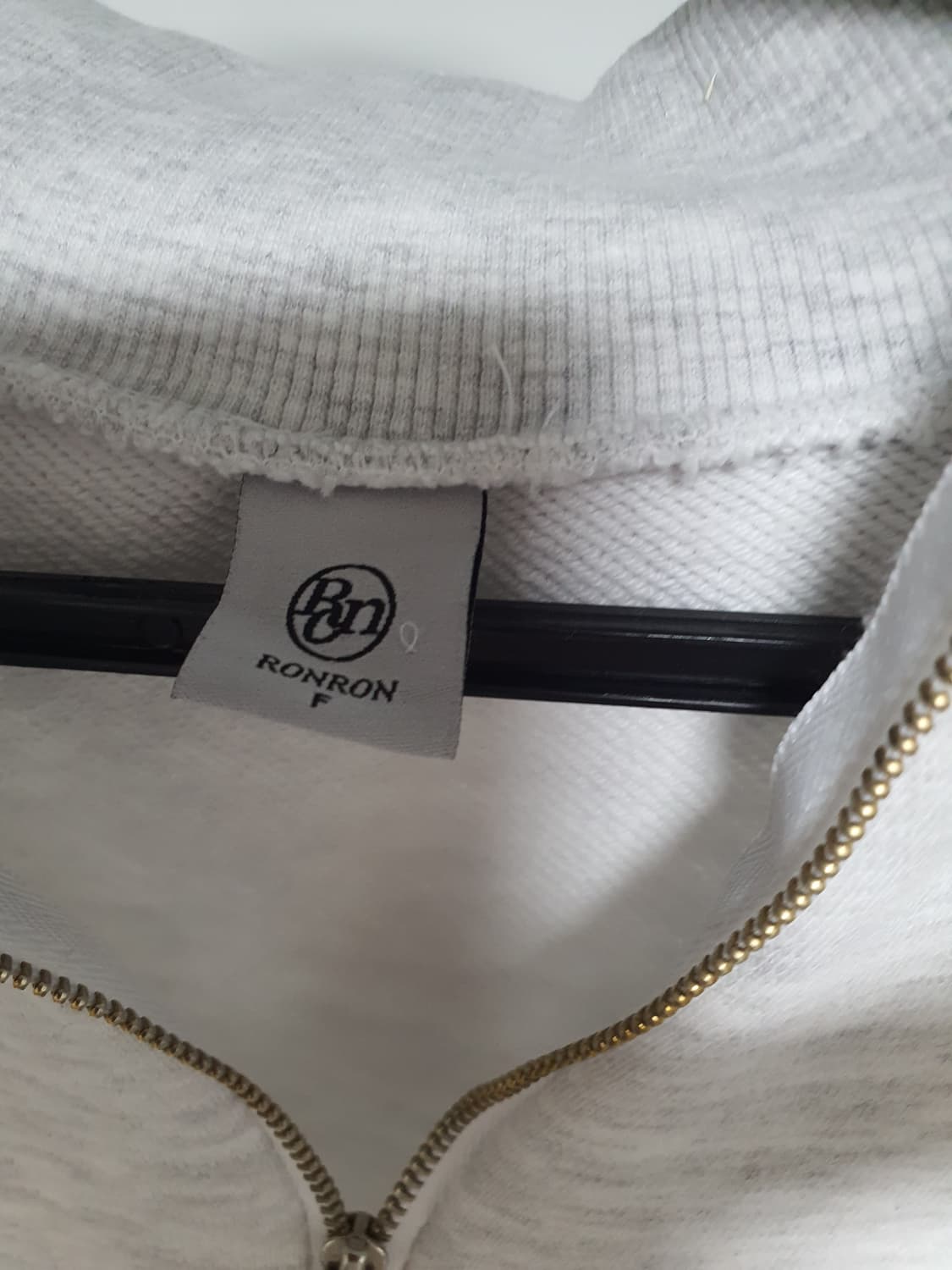 Ronron론론 화이트 오트밀 로고 하프집업 카라 크롭 맨투맨 상품이미지4