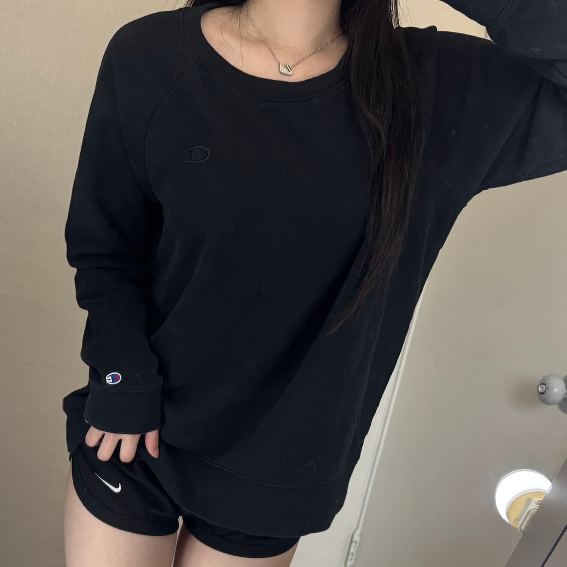 챔피온 로고 블랙 맨투맨 🖤 상품이미지1