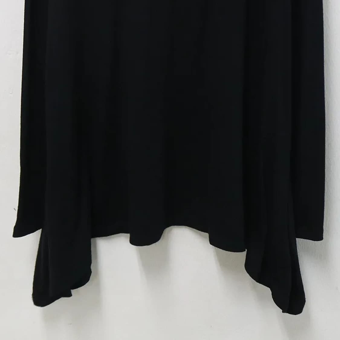 SORRIDERE  스터드 브이넥 레터링 언발 티셔츠 63601 상품이미지8