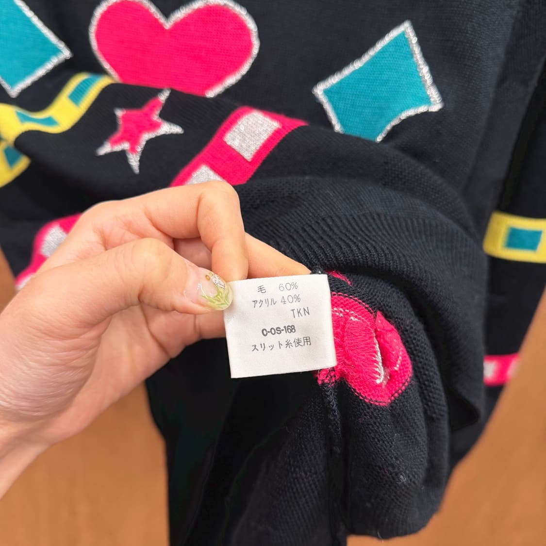 꾸레쥬 긴팔 니트 하트 기하학 패턴 실버 글리터 디테일 레귤러핏 블랙 상품이미지8