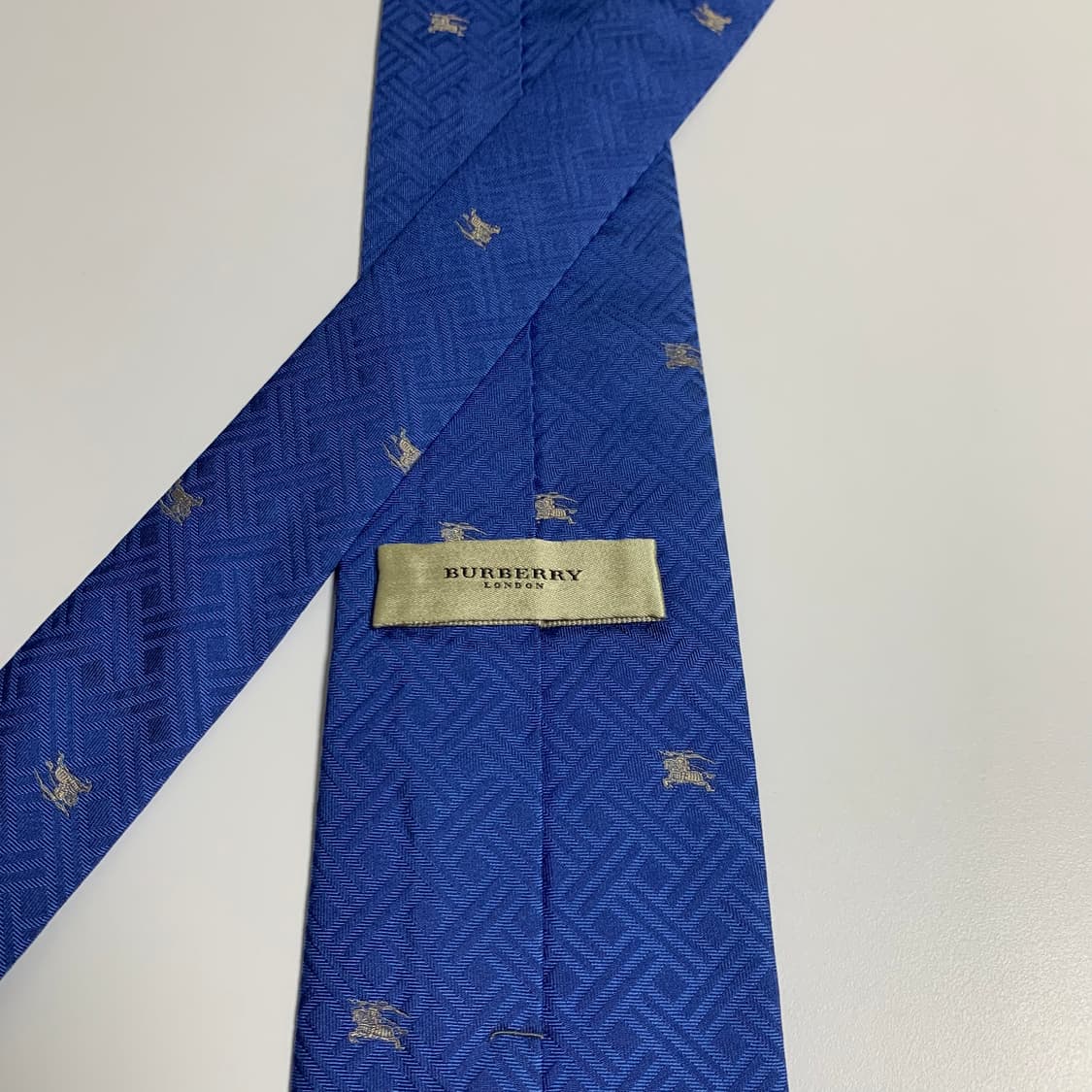 버버리(BURBERRY) 블루컬러 모노그램 신형 명품넥타이 최상급 상품이미지5