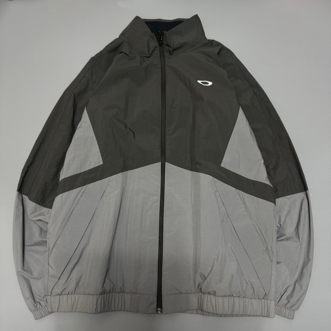 오클리(OAKLEY) 차콜 그레이 컬러블록 테크 하이넥 윈드브레이커 상품이미지6