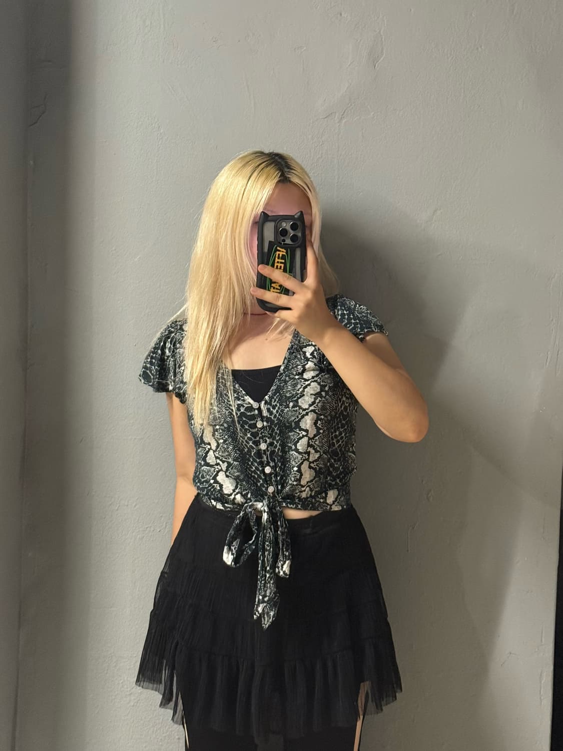 python pattern v-neck top 상품이미지2