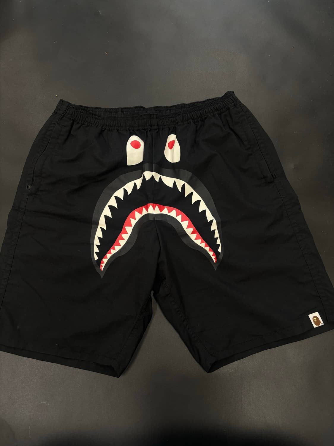 베이프(A Bathing Ape) 브랜드의 샤크 프린트 반바지 상품이미지1