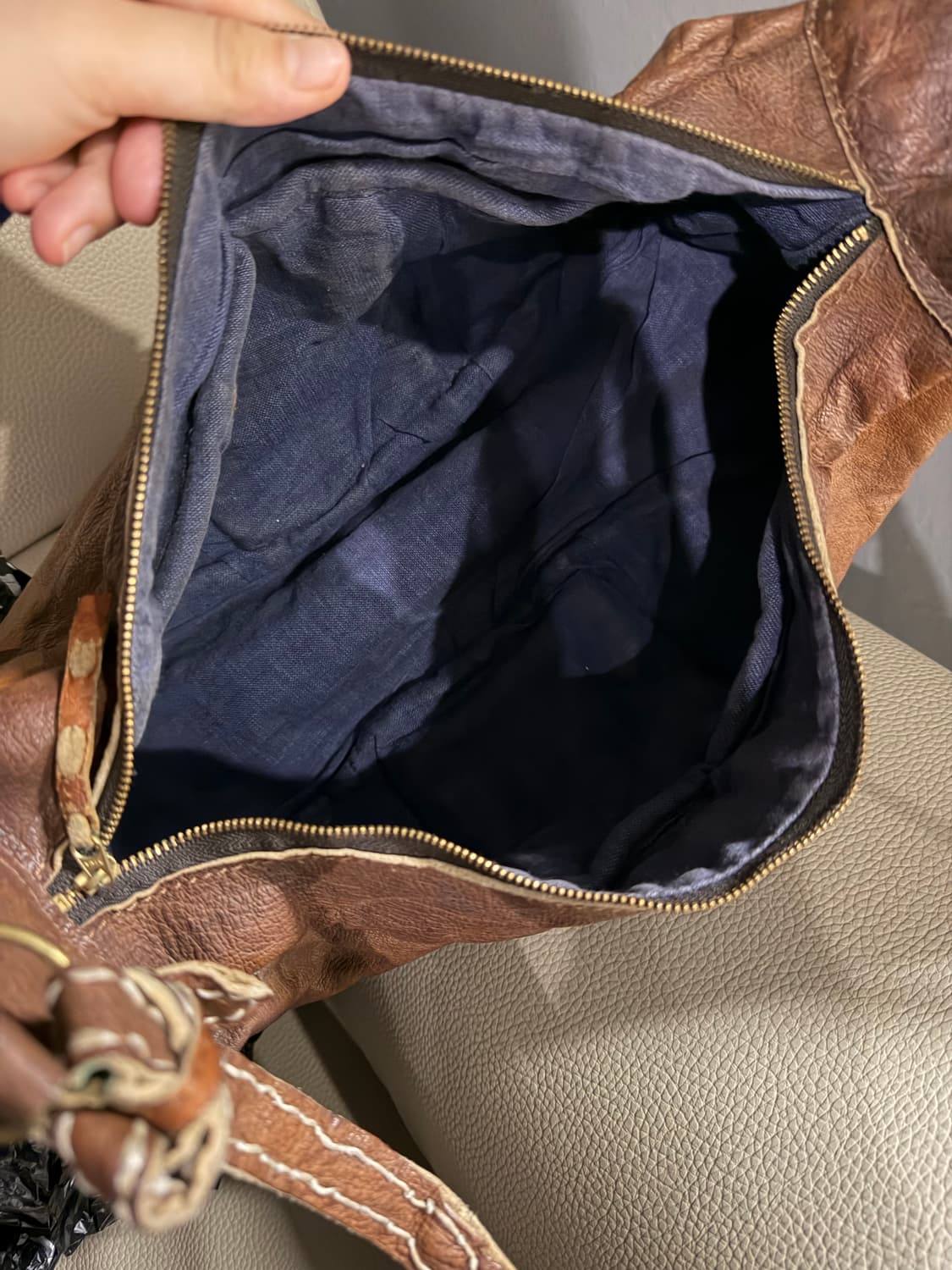 Distressed real leather crescent bag 상품이미지7