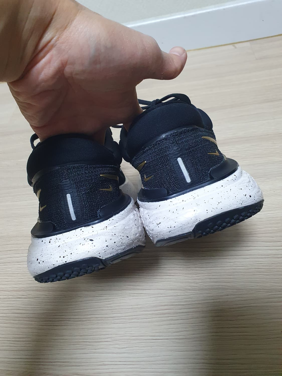 나이키 줌X 인빈서블 런 블랙 골드 265 상품이미지6