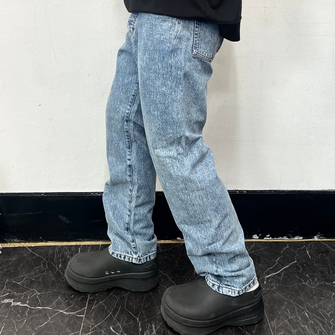 AMI 아미 워시드 테이퍼드 데님 진 상품이미지1