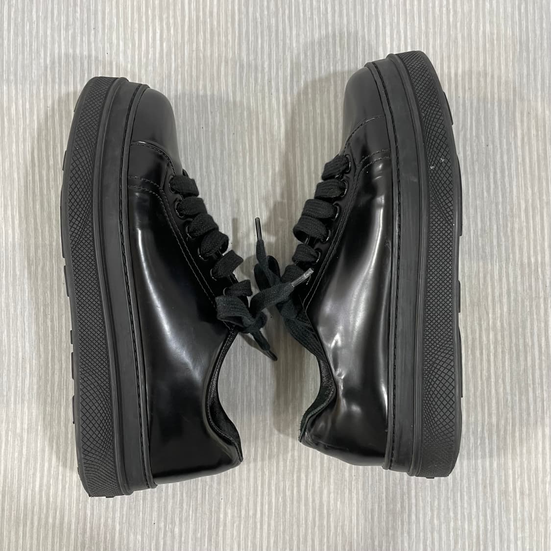 495) PRADA 프라다 페이턴트 레더 스니커즈 36.5 상품이미지6