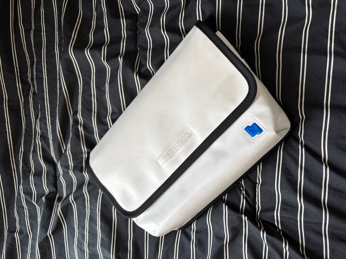 아더에러 스몰 트레이스 이스티 메신저백 상품이미지1