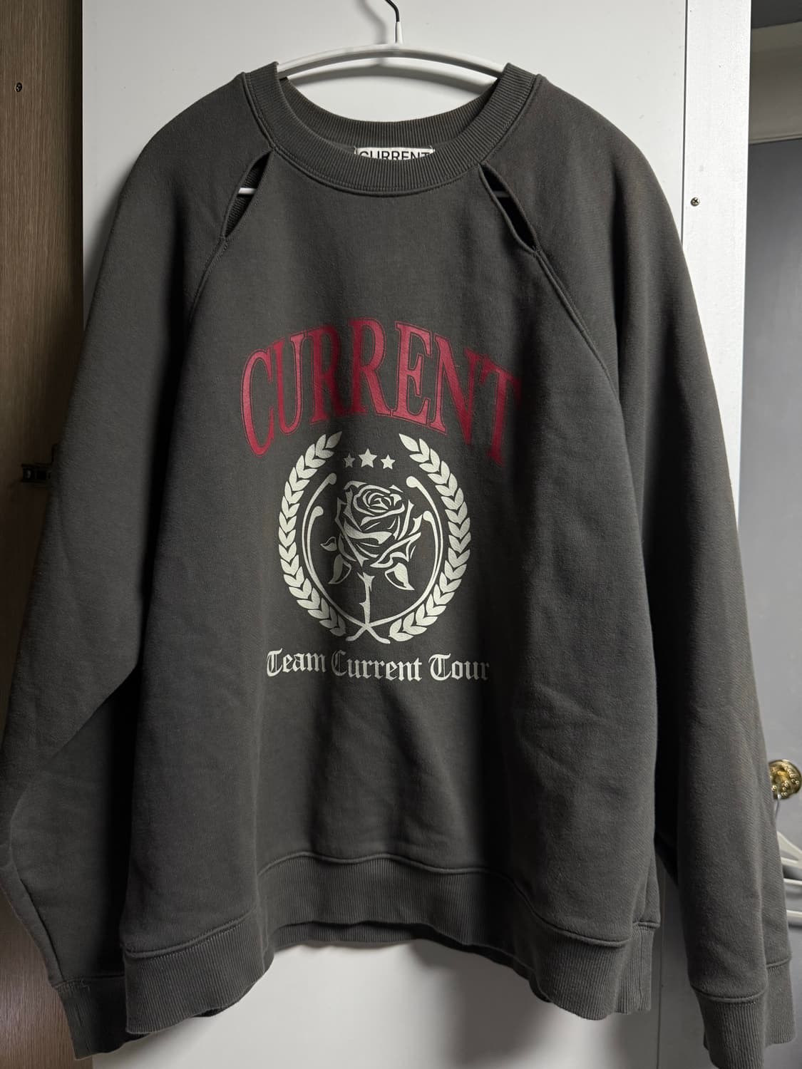 커렌트 슬릿 그래픽 맨투맨 그레이 상품이미지3