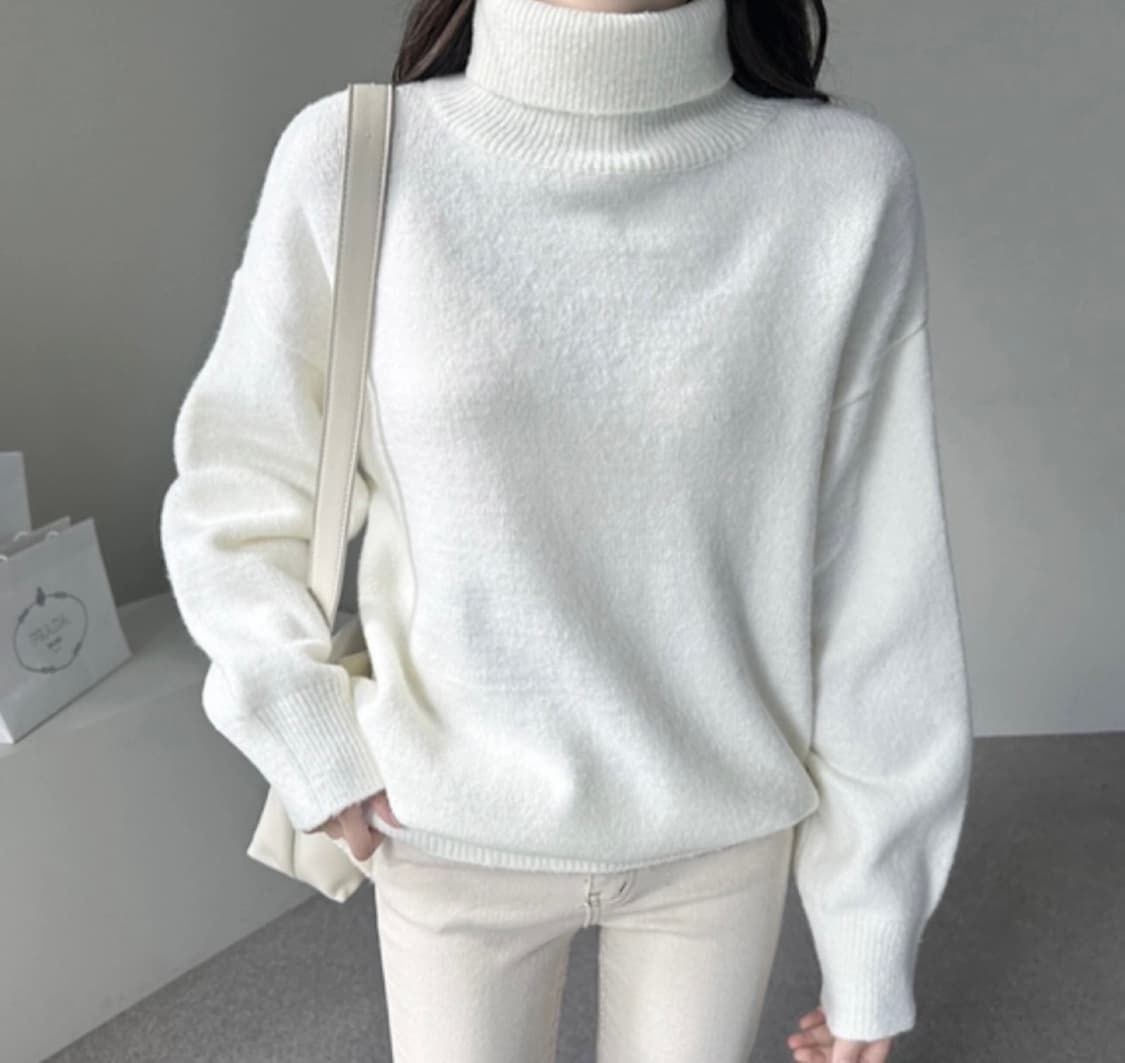 화이트 터틀넥 니트 스웨터 상품이미지1