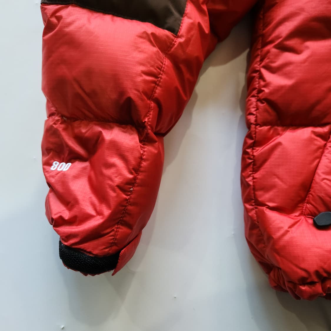 노스페이스 800 발토로 패딩 (브라운/레드) 상품이미지4