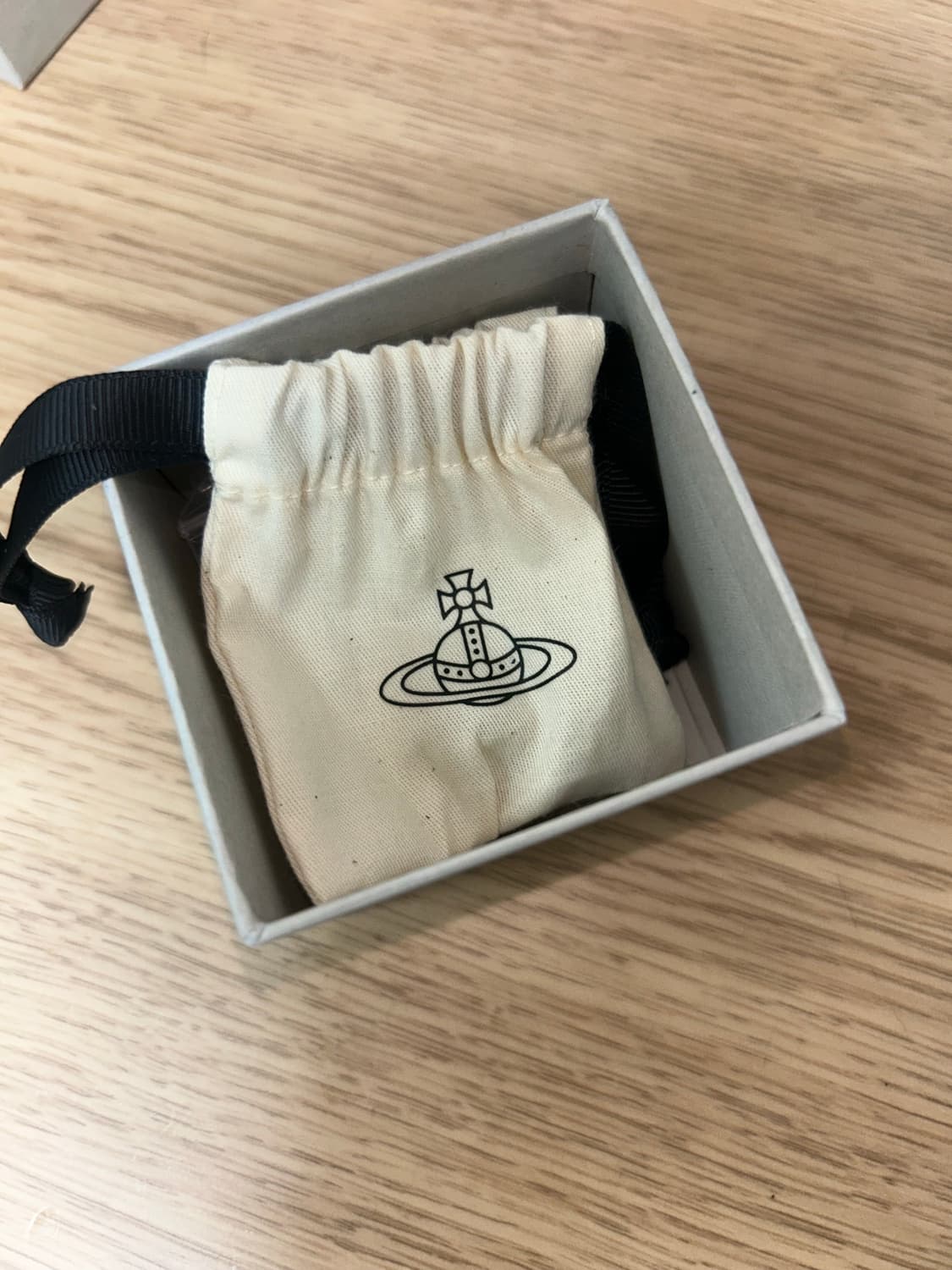 비비안웨스트우드 미니 바스 릴리프 귀걸이 상품이미지6