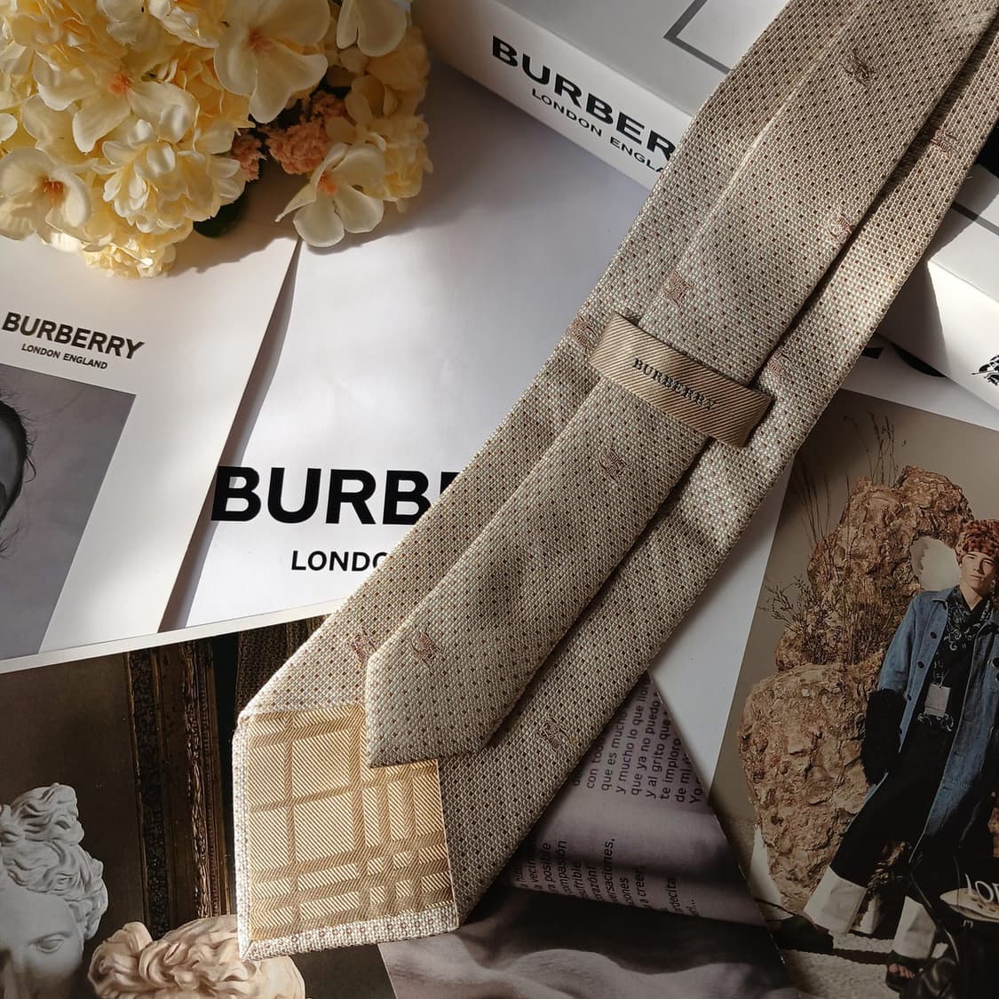 버버리 실크 베이지 크레스트 패턴 넥타이 9.8cm A등급 A19390
 상품이미지3