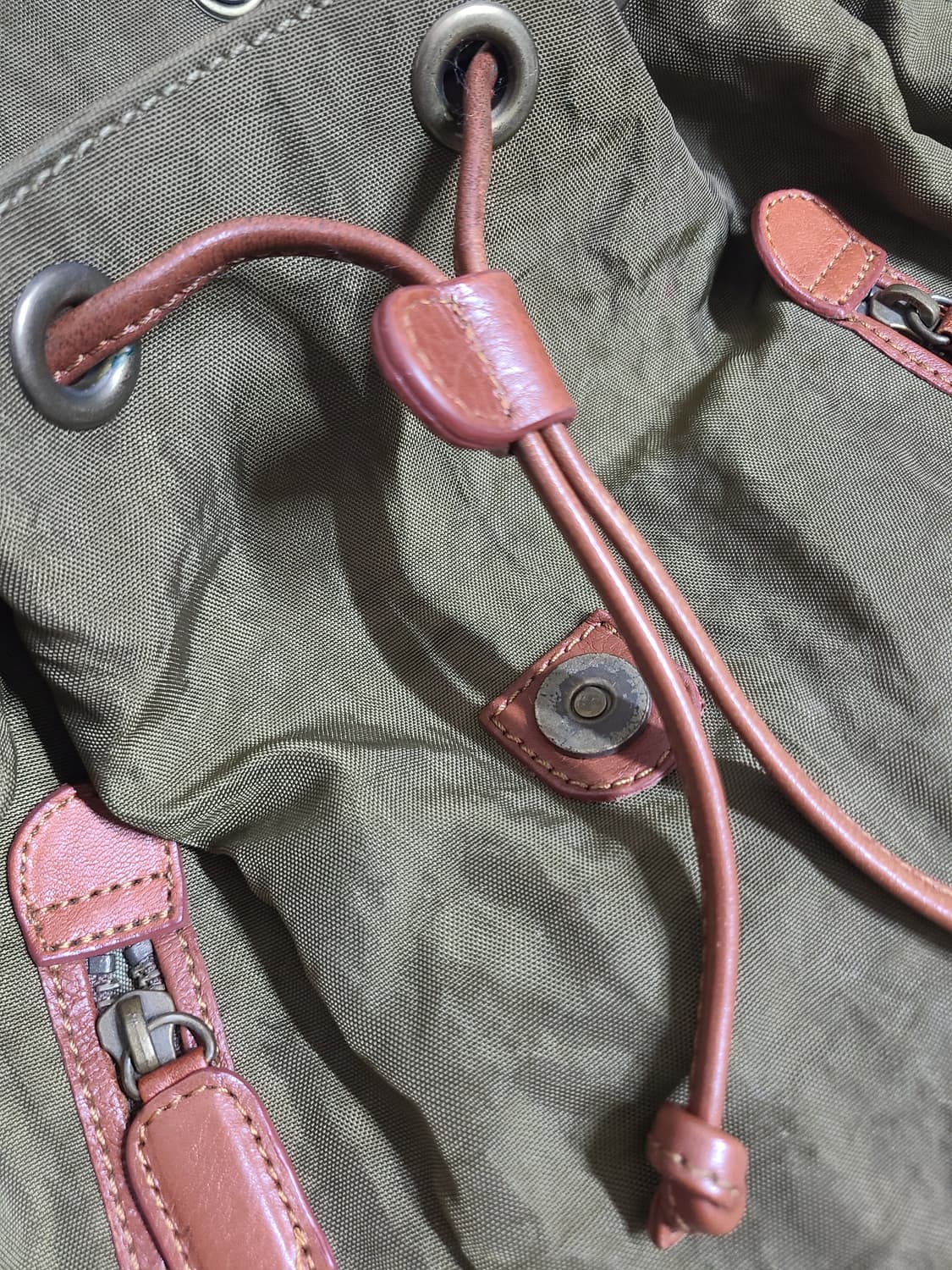 몽삭 여성 카키색 가죽 백팩 상품이미지6