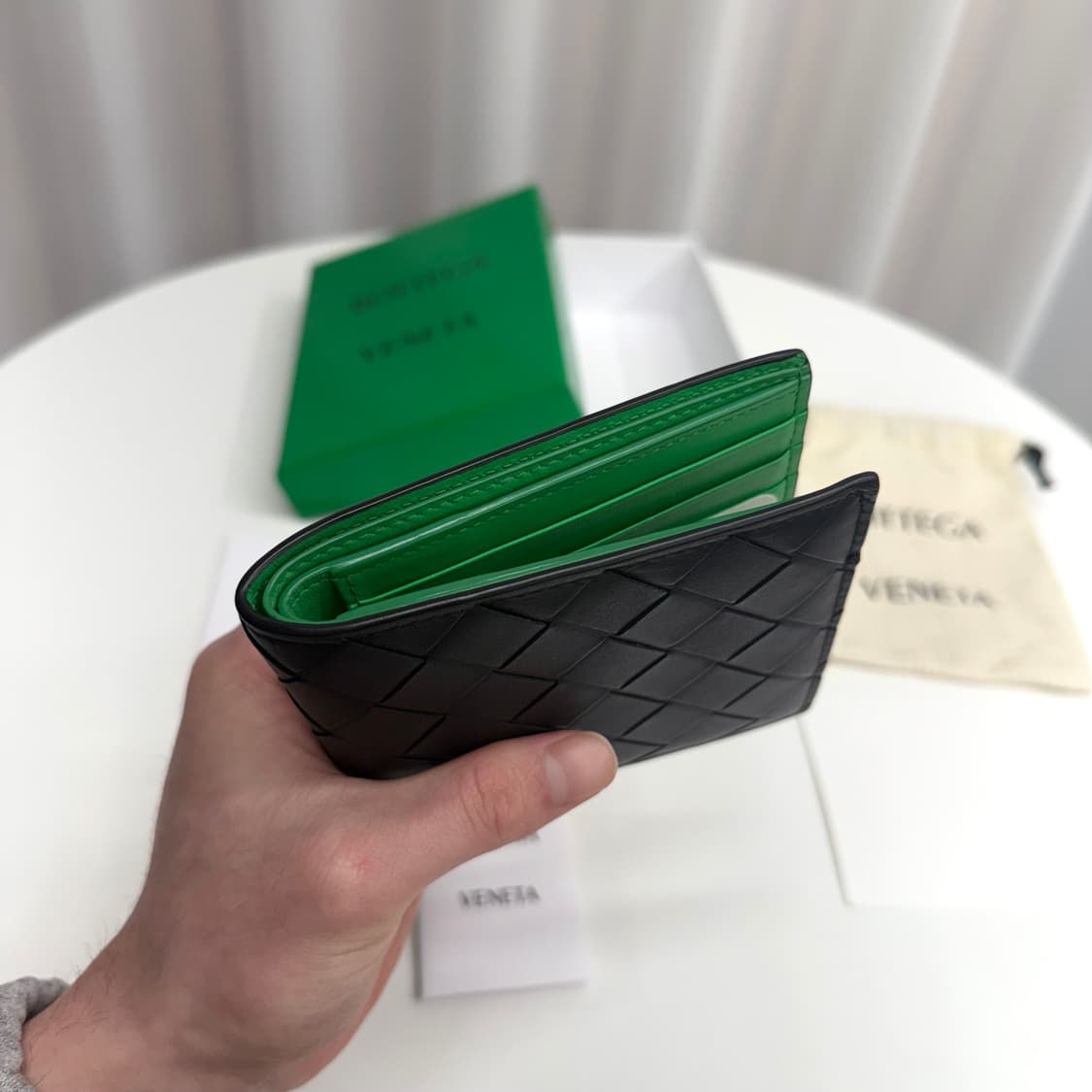 [25년 / 1회 착용] 보테가베네타 투톤 반지갑 블랙 그린 상품이미지5