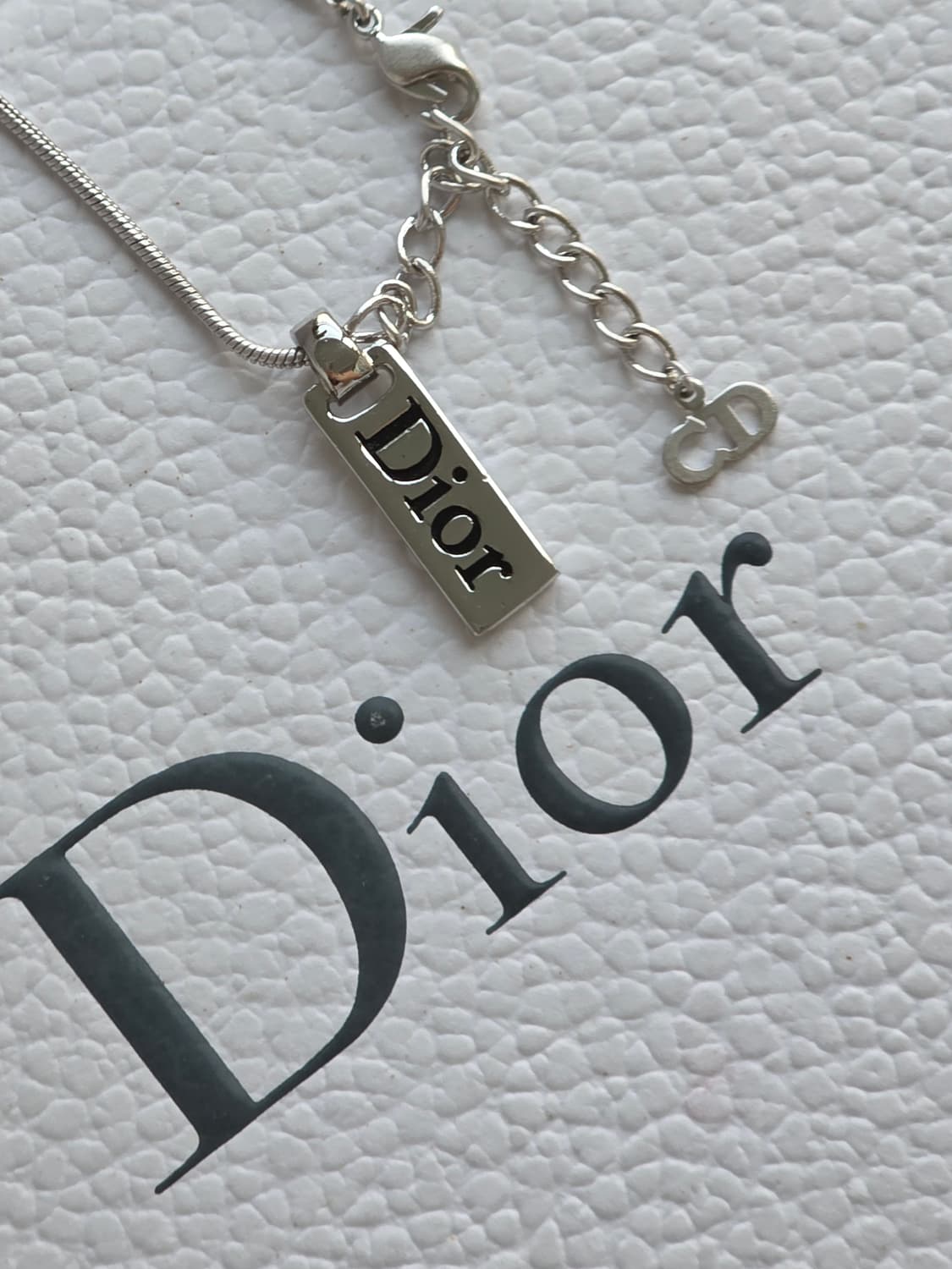 디올 은장 세로바 플레이트 Dior 레터링 목걸이 상품이미지1