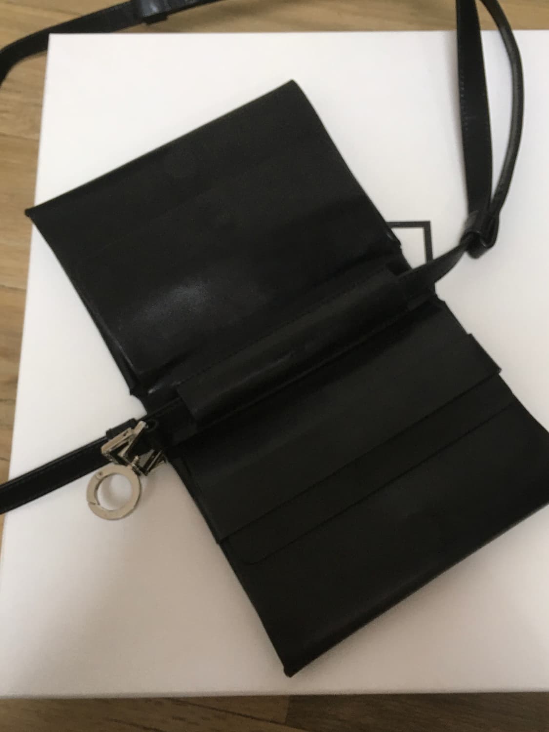 우영미 블랙 폴딩 크로스백 상품이미지5