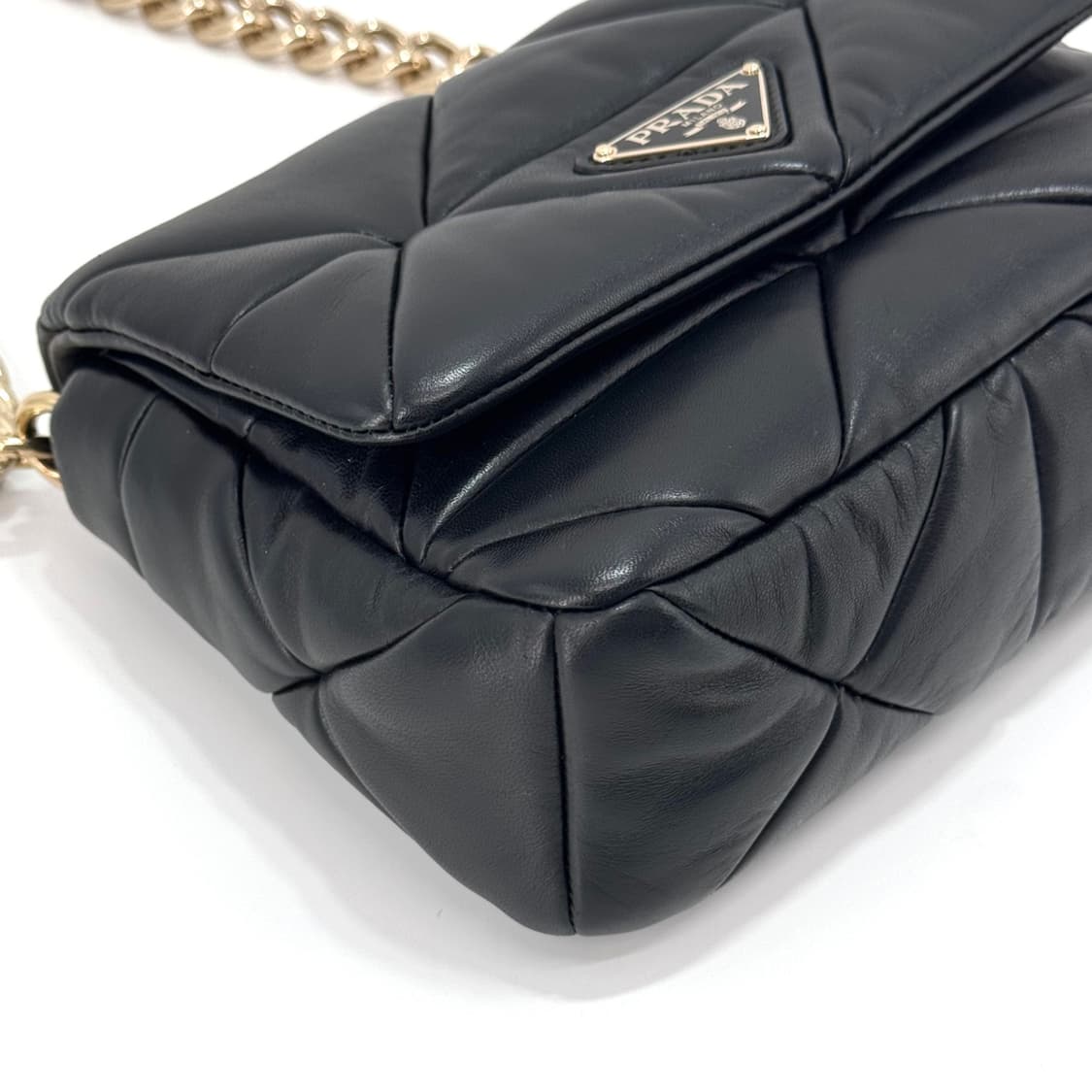 프라다 삼각로고 패디드 퀼팅 체인 숄더백 크로스백 블랙 (1BD292) 상품이미지6