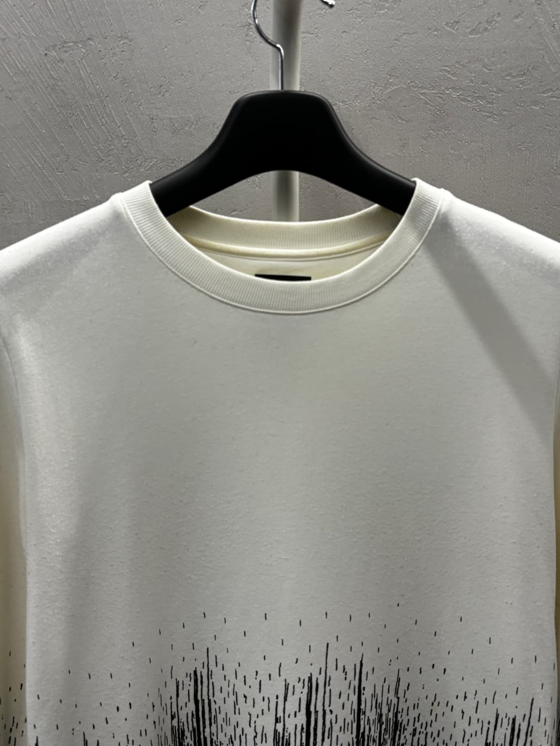 DKNY 페인트 드립 그래픽 맨투맨 상품이미지3