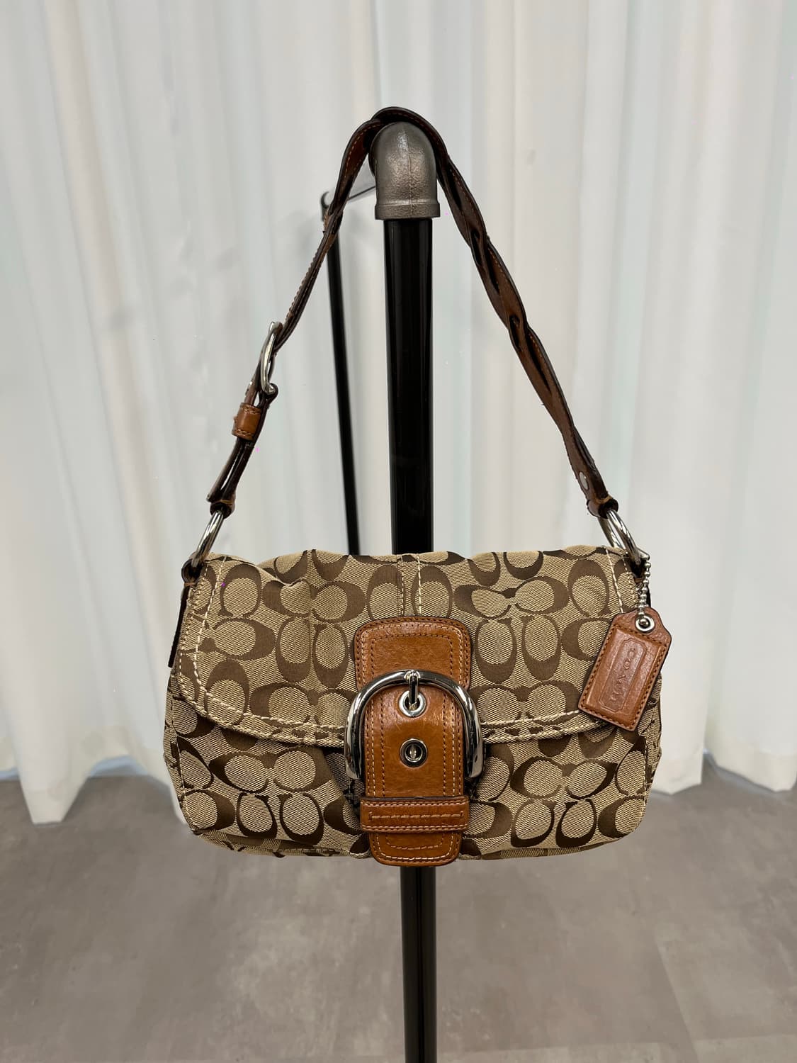 Coach Front Pocket Beige Solder Bag 상품이미지1