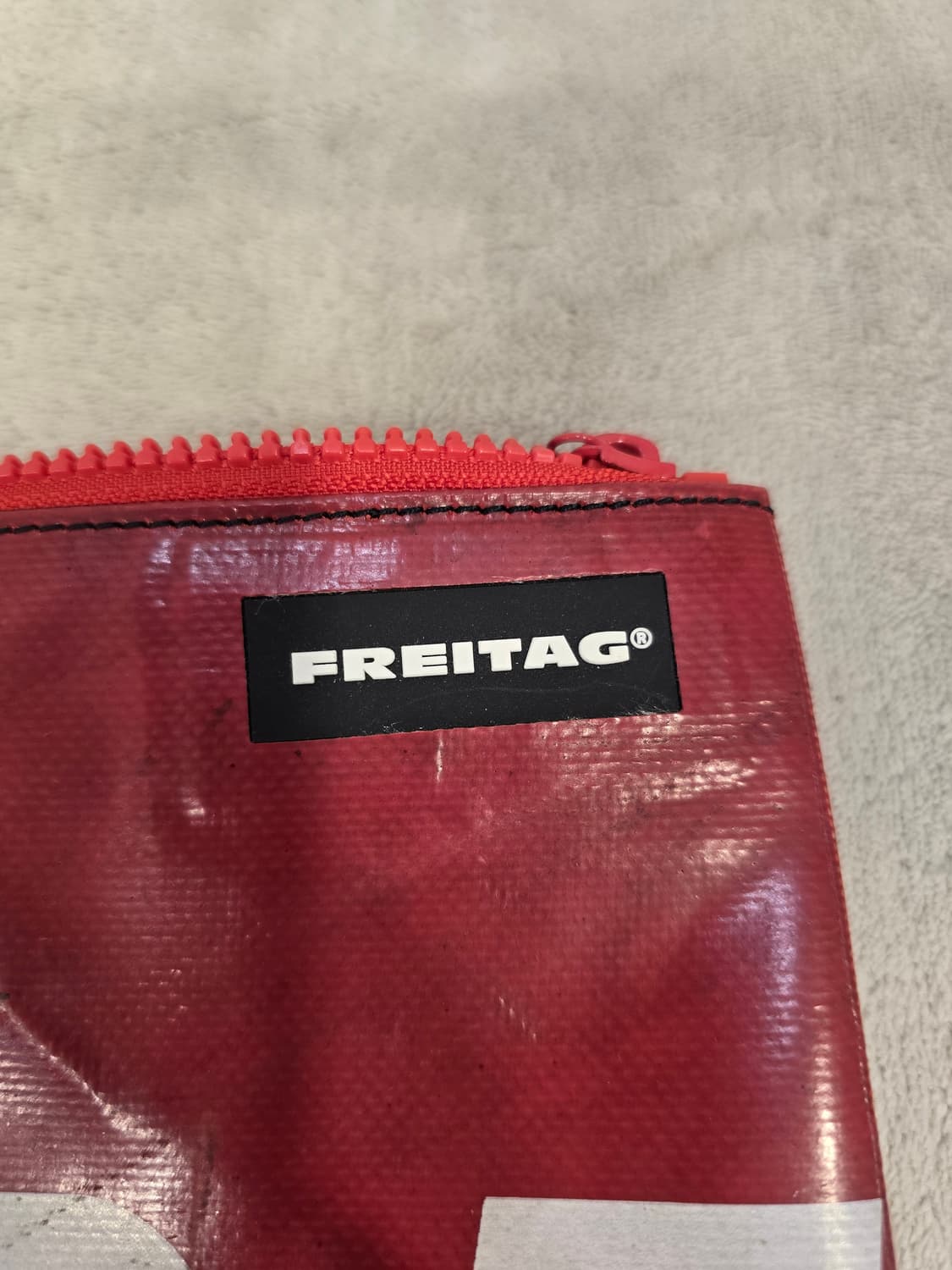 프라이탁 남여공용 클러치백 레드/화이트 상품이미지5