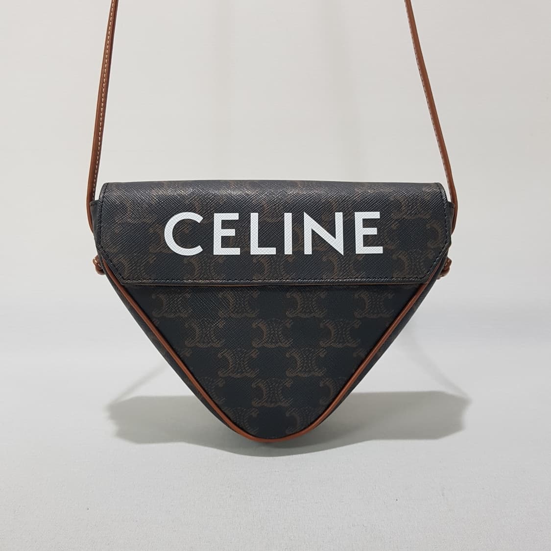 셀린느 트리오페 트라이앵글 숄더 크로스백 상품이미지2