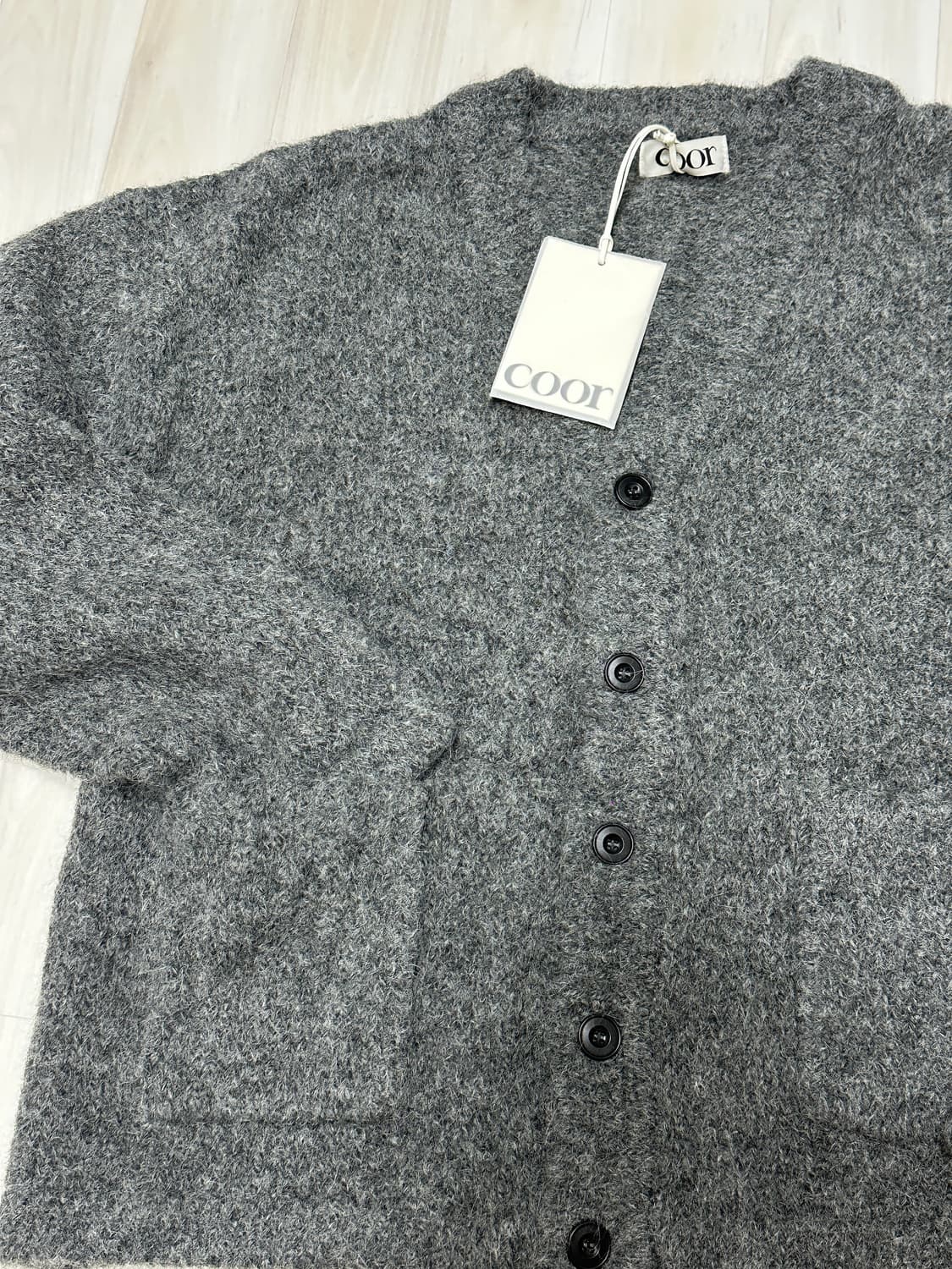 새상품)쿠어 coor 알파카 헤어리 브이넥 가디건L/그레이 상품이미지2
