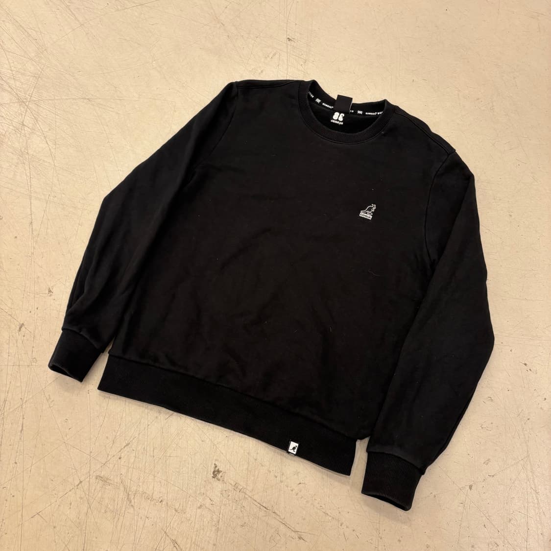 캉골 스몰로고 블랙 맨투맨 상품이미지1