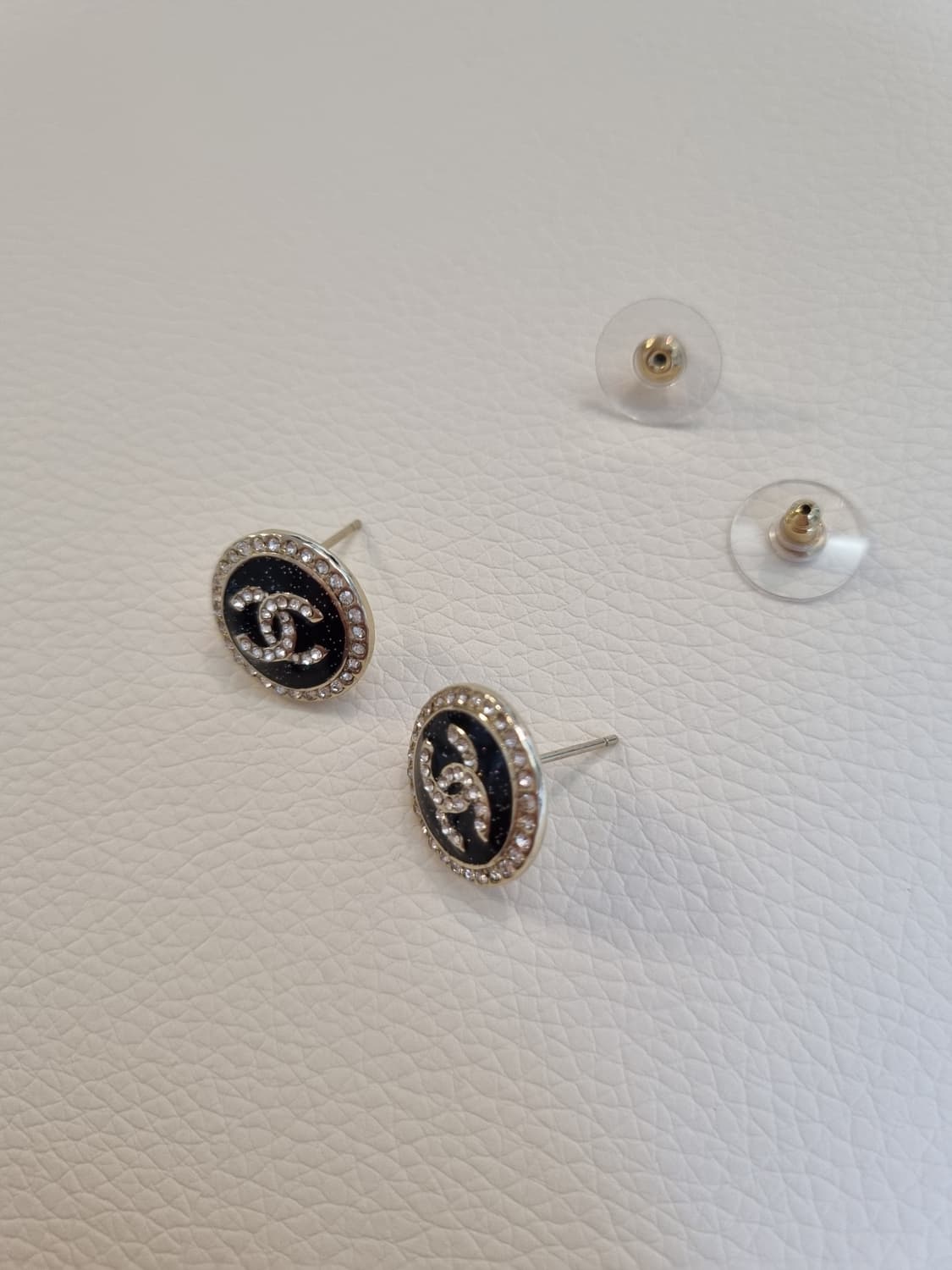 샤넬 블랙스톤 보석장식 CC 단추 귀걸이  업사이클링 상품이미지6