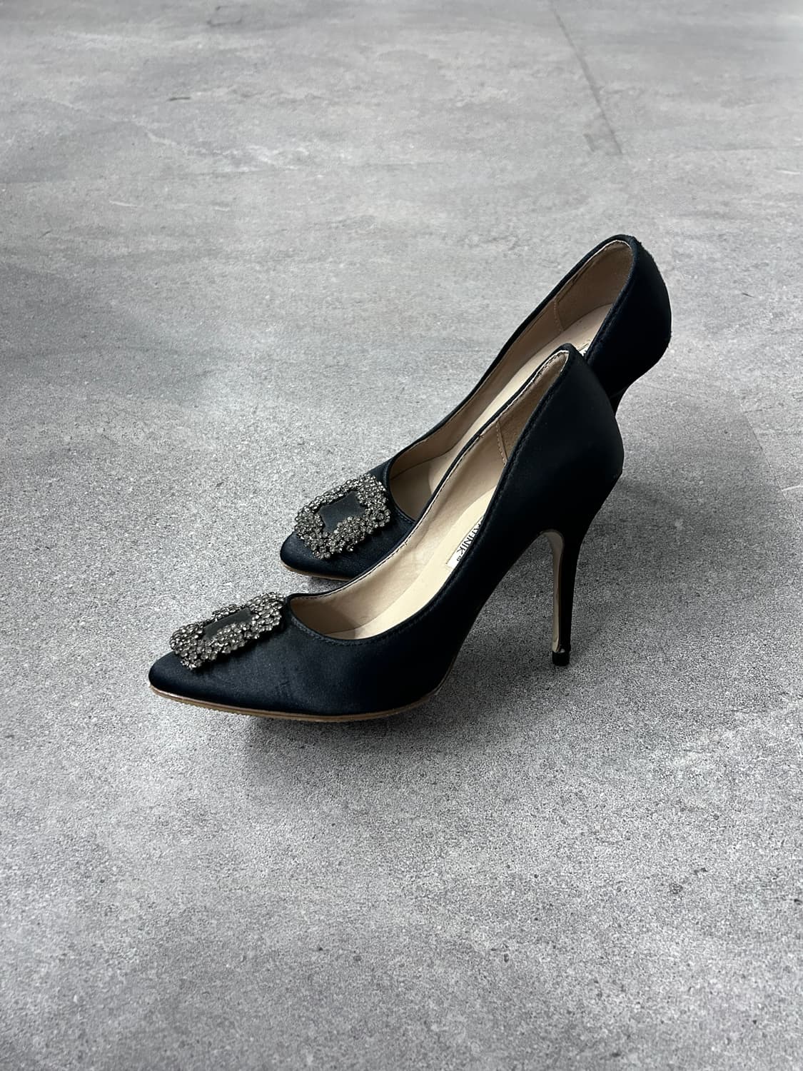 Manolo Blahnik 행기시 사틴 크리스탈 펌프스 상품이미지5