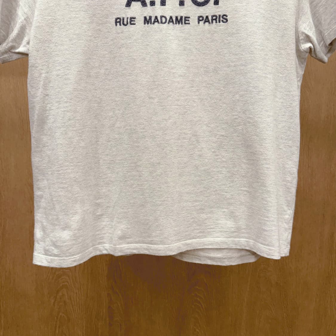 아페쎄 로고 자수 레터링 반팔 티셔츠 크루넥 라인 그레이 상품이미지5