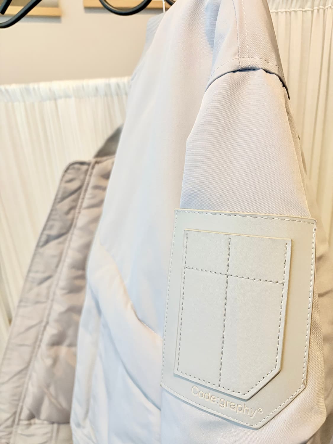 (미착용 새상품) 코드그라피 봄버 자켓 그레이 화이트 상품이미지5