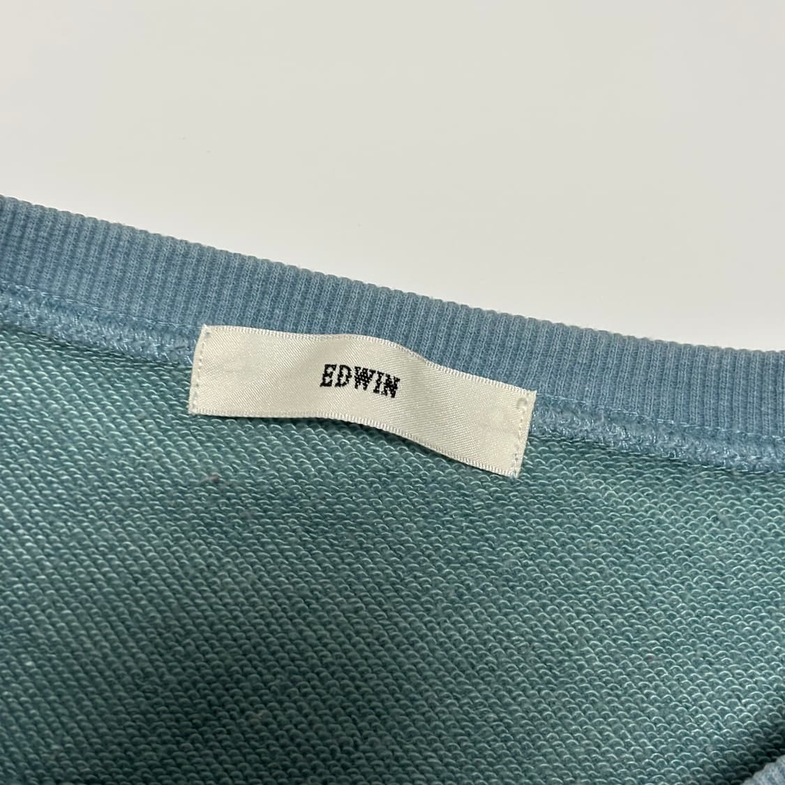 에드윈(EDWIN) 크롭 실루엣 미니 로고 크롭 맨투맨 상품이미지3