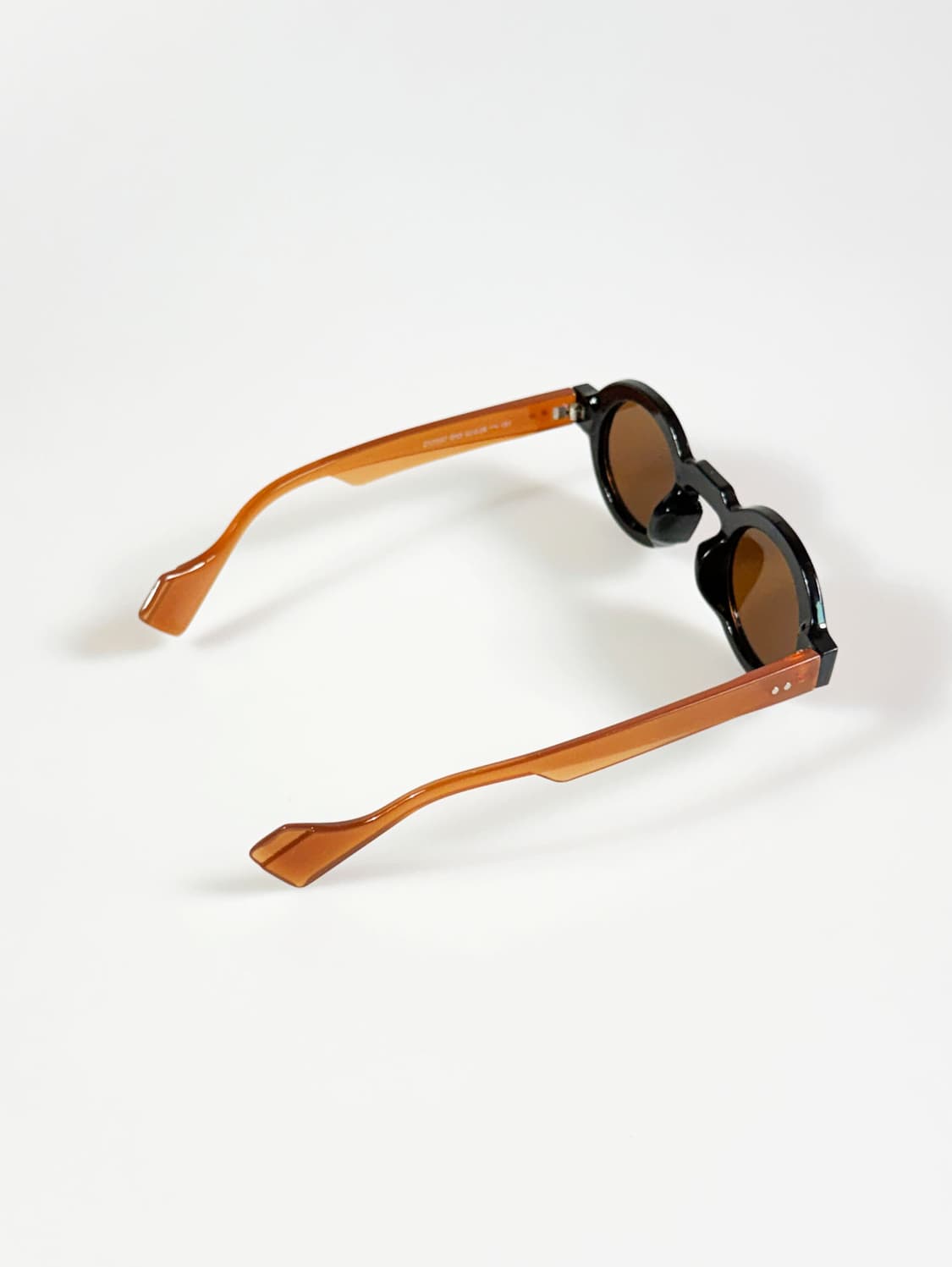 블랙&엠버 볼드 라운드 프레임 빈티지 틴트 선글라스 상품이미지4