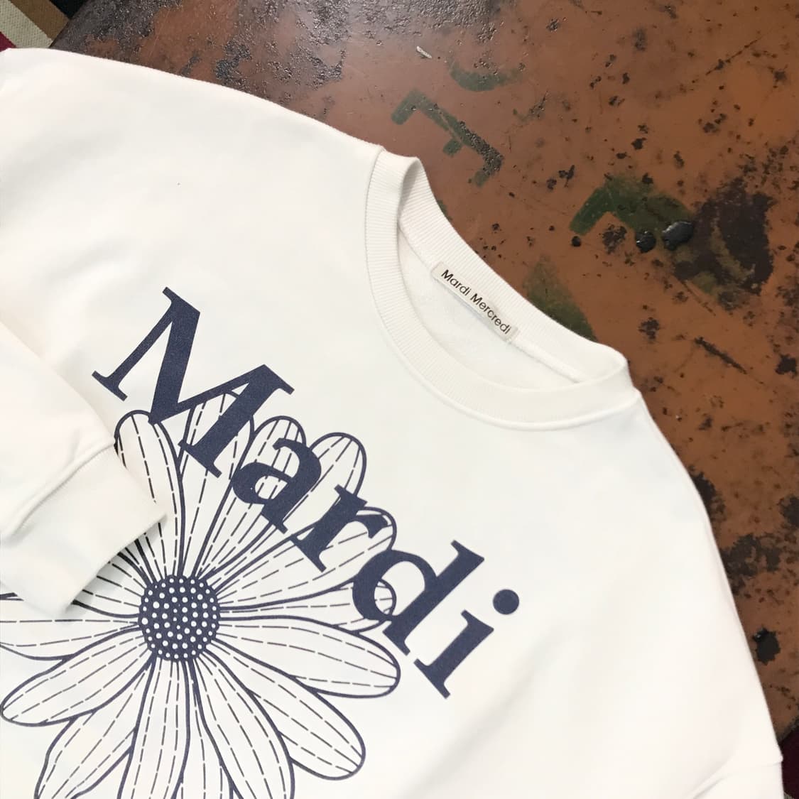 마르디 메크르디 화이트 플라워 프린팅 맨투맨 여성 프리사이즈 상품이미지3