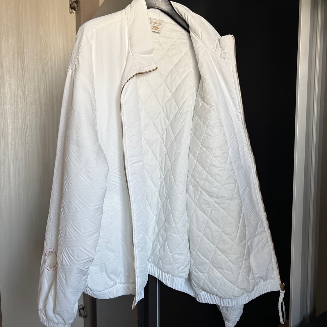 엄브로 x 강혁 화이트 마스 fc 디렉터 프로텍트 자켓 상품이미지8