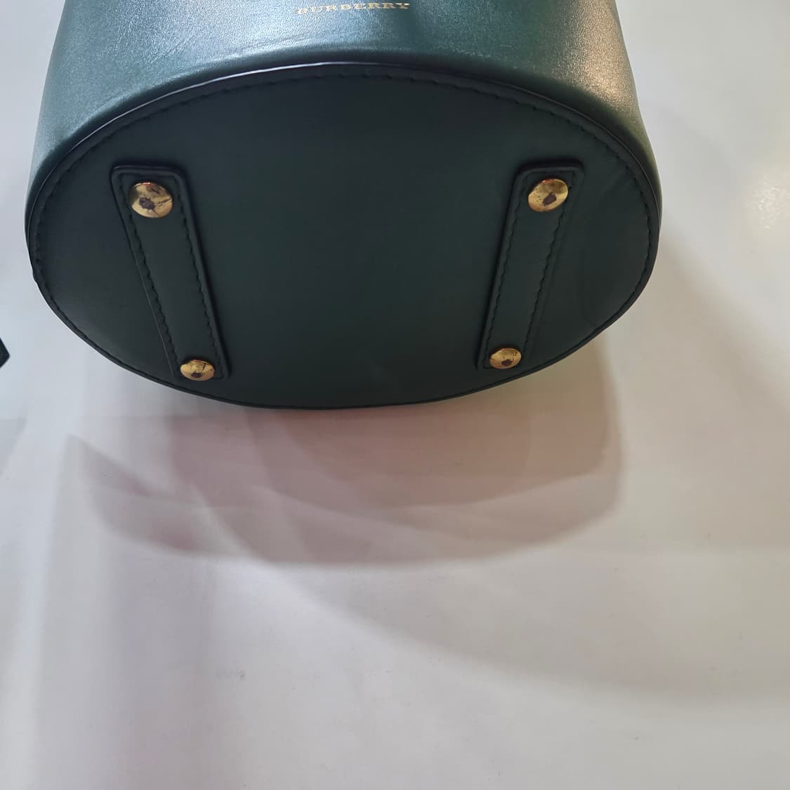 버버리 그린 레더 버킷백 상품이미지6