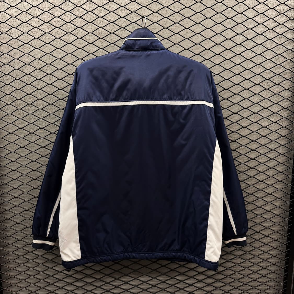 챔피온 윈드자켓 배색 파이핑 레터링 로고 퀼팅 기모안감 디테일 딥네이비 상품이미지3